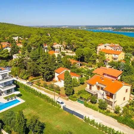 Villa K With Rooftop Jacuzzi, Sea View And Private Gym Premantura