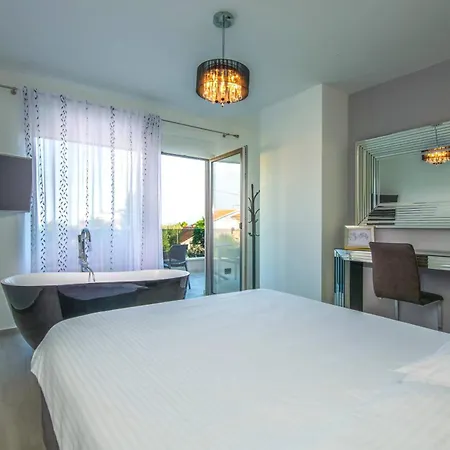 Villa K With Rooftop Jacuzzi, Sea View And Private Gym Premantura