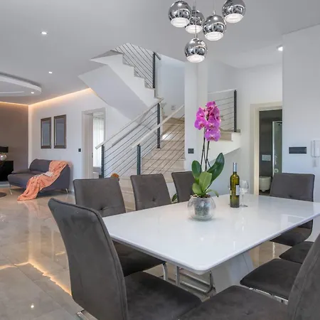 Villa K With Rooftop Jacuzzi, Sea View And Private Gym Premantura