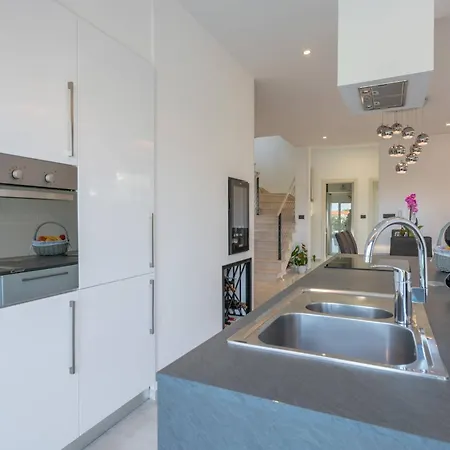K With Rooftop Jacuzzi, Sea View And Private Gym Premantura