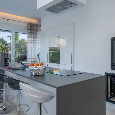 K With Rooftop Jacuzzi, Sea View And Private Gym Premantura