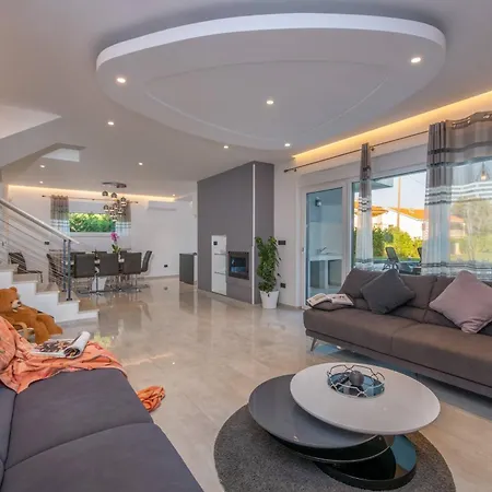 Villa K With Rooftop Jacuzzi, Sea View And Private Gym Premantura