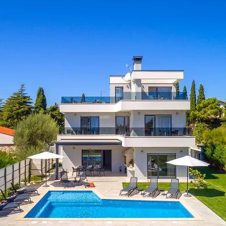 K With Rooftop Jacuzzi, Sea View And Private Gym Premantura