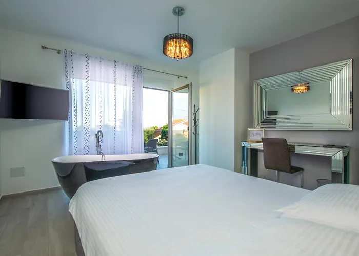 Villa K With Rooftop Jacuzzi, Sea View And Private Gym Premantura