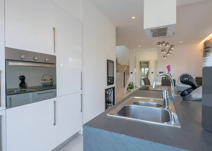 K With Rooftop Jacuzzi, Sea View And Private Gym Premantura